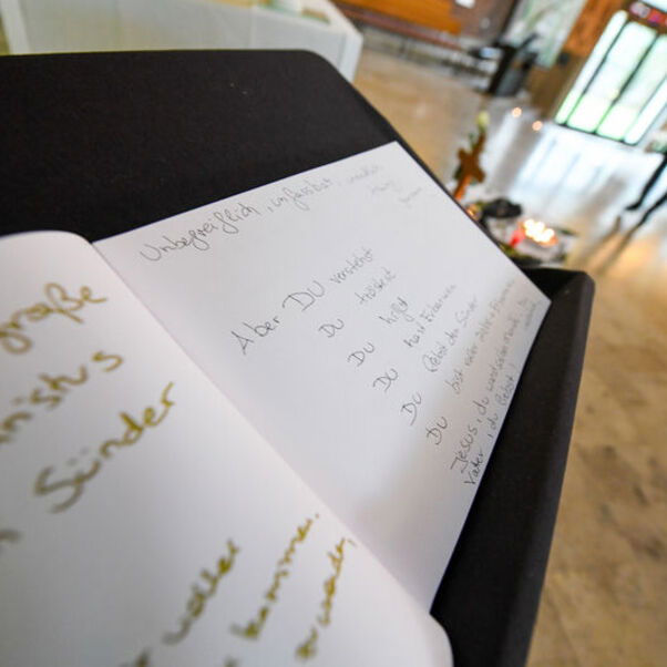 Gedenkbuch in der Corvinus-Kirche in Wunstorf