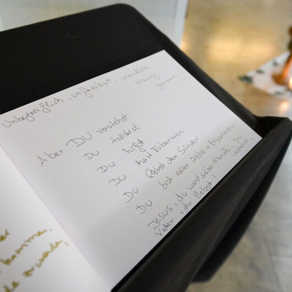 Gedenkbuch in der Corvinus-Kirche in Wunstorf