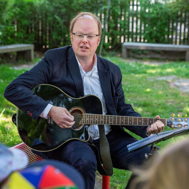 Lothar Veit hat gemeinsam mit Fritz Baltruweit für die Schulanfangsaktion der Landeskirche ein Lied geschrieben und singt es mit den künftigen Grundschulkindern