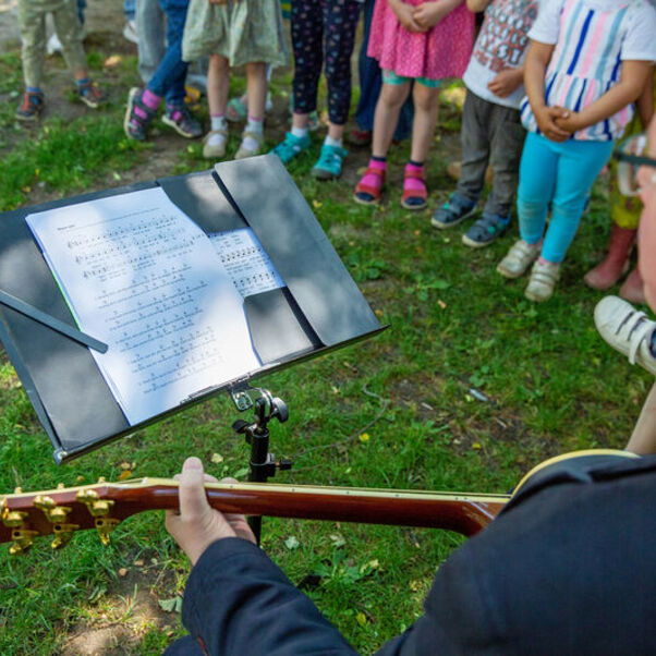 Lothar Veit hat gemeinsam mit Fritz Baltruweit für die Schulanfangsaktion der Landeskirche ein Lied geschrieben und singt es mit den künftigen Grundschulkindern