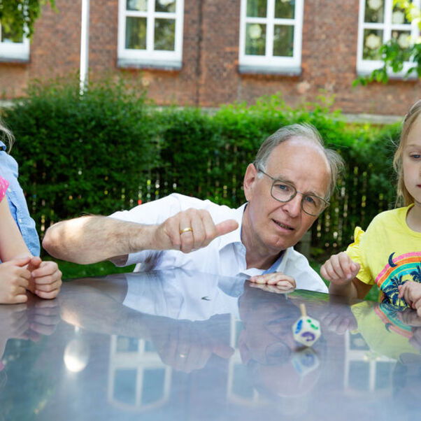 Landesbischof Ralf Meister verschenkt in diesem Jahr zur Einschulung Kreisel zum Spielen