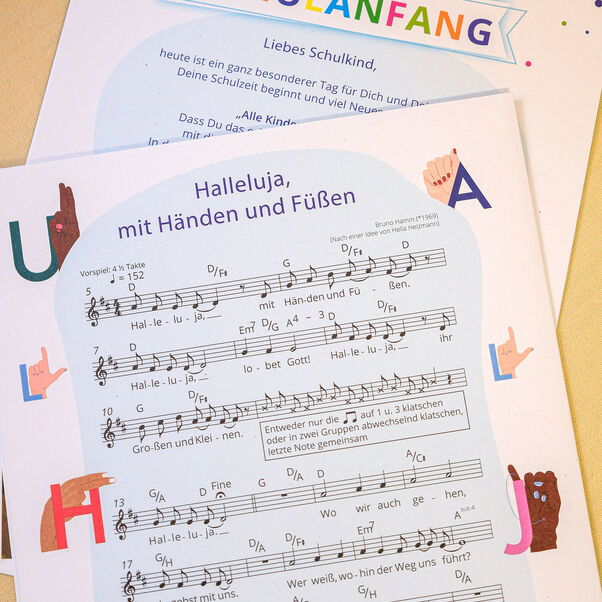 Das gefaltete Plakat mit dem Fingeralphabet enthält ein Grußwort von Landesbischof Ralf Meister und ein Lied.