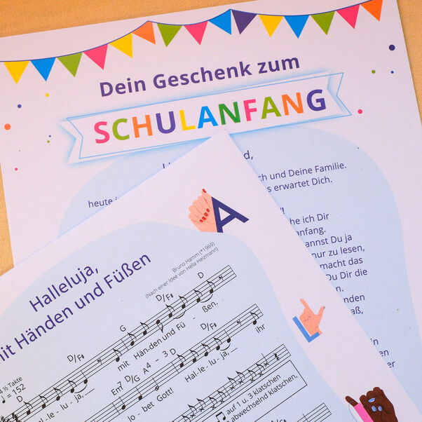 Das gefaltete Plakat mit dem Fingeralphabet enthält ein Grußwort von Landesbischof Ralf Meister und ein Lied.