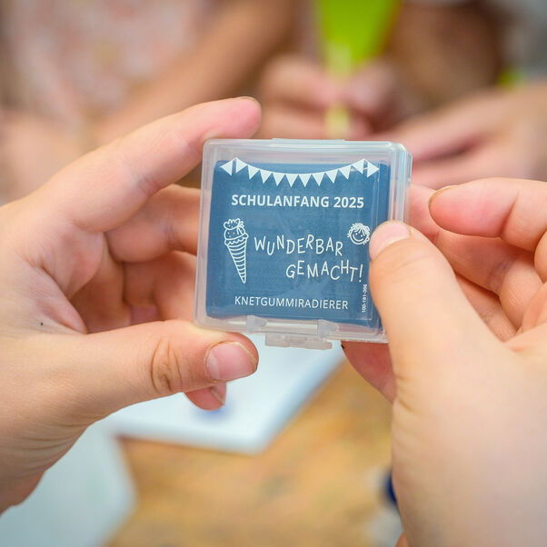 Zwei Hände halten eine kleines Päckchen mit Radierknete.