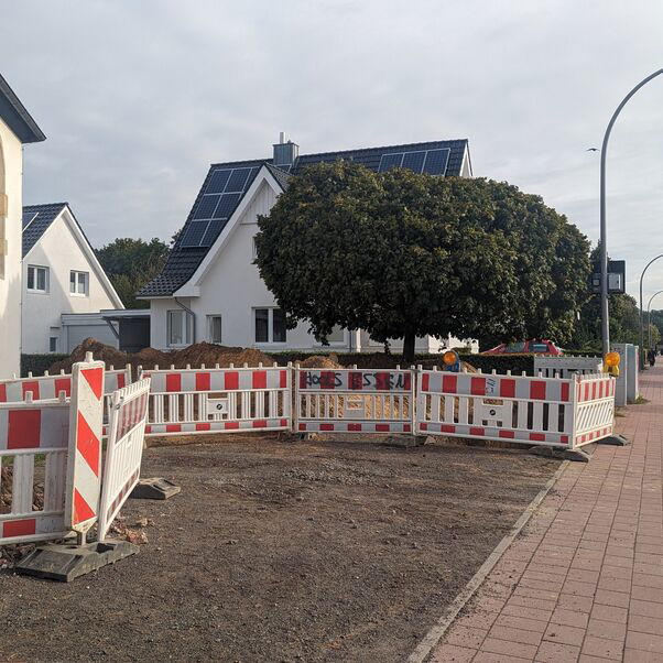 Rot-weiße Absperrbarken vor einem Kirchengebäude.