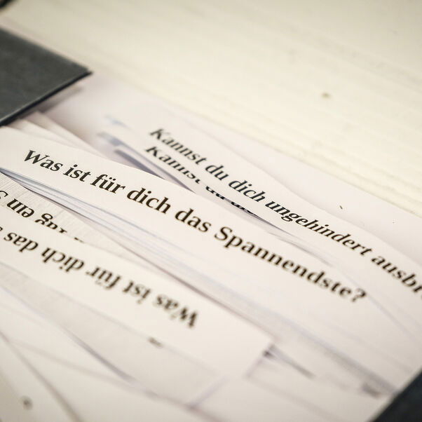 Papierschnipsel auf einem Tisch