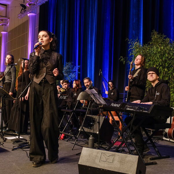 eine Band auf einer Buehne