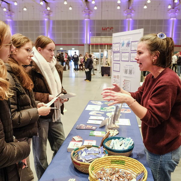Schueler an einem Informationsstand