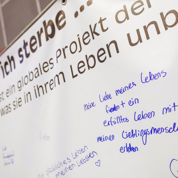 ein Schriftzug an einer Wand