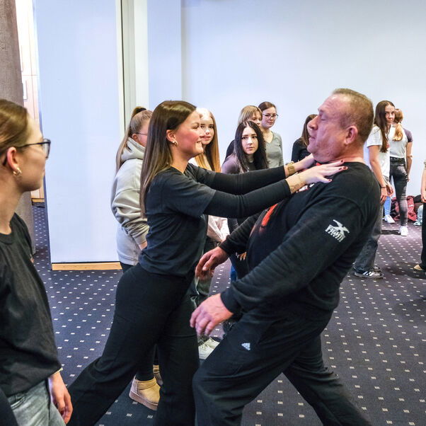 Menschen ueben Selbstverteidigung