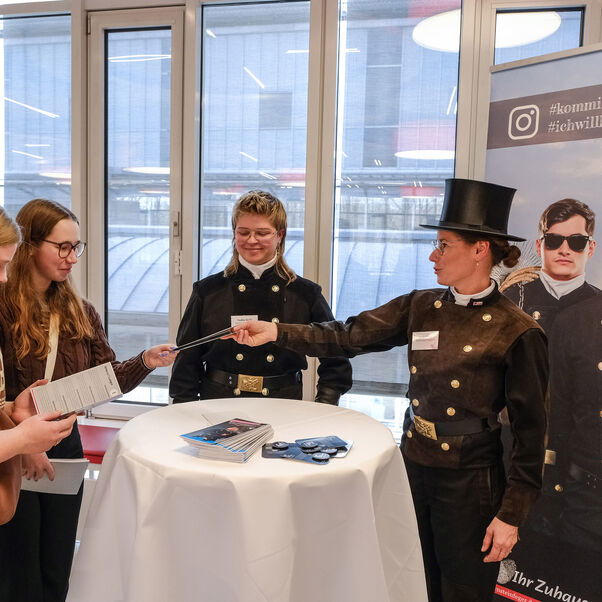 Menschen bei einer Veranstaltung tauschen sich aus