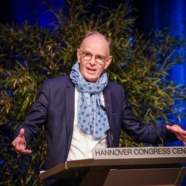 ein Mann an einem Rednerpult