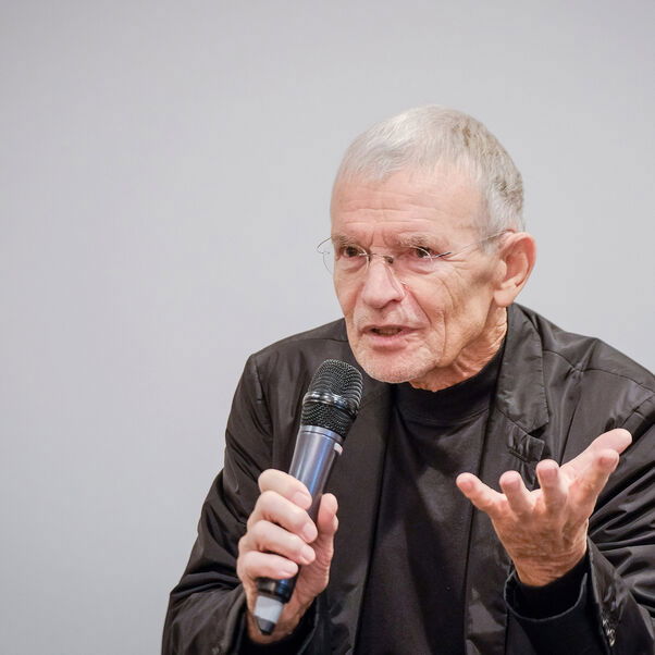 Ein Mann haelt einen Vortrag