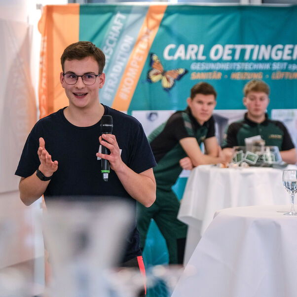 Menschen an Stehtischen