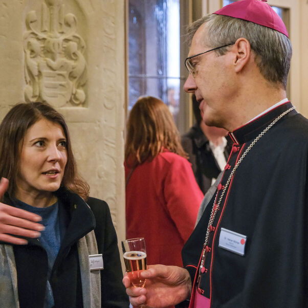 Eine weiblich und eine männlich zu lesende Person im Gespräch.