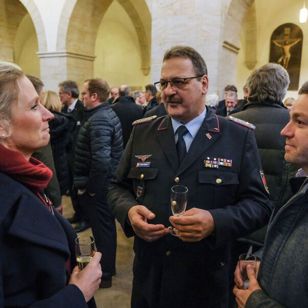 Zwei männlich und eine weiblich zu lesende Person im Gespräch.
