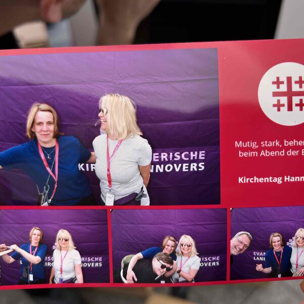 Postkarte mit kleinen Bildern von zwei weiblich zu lesenden Personen.