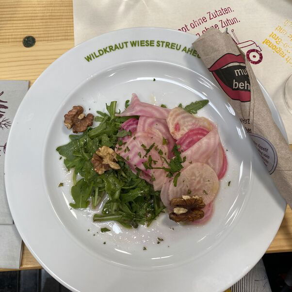 Ein Teller mit vegetarischem Essen.