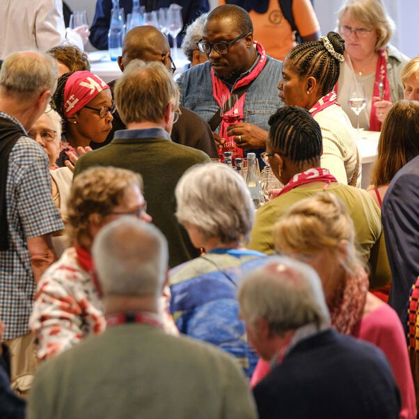 Eine Gruppe von Personen steht auf einem Empfang zusammen.