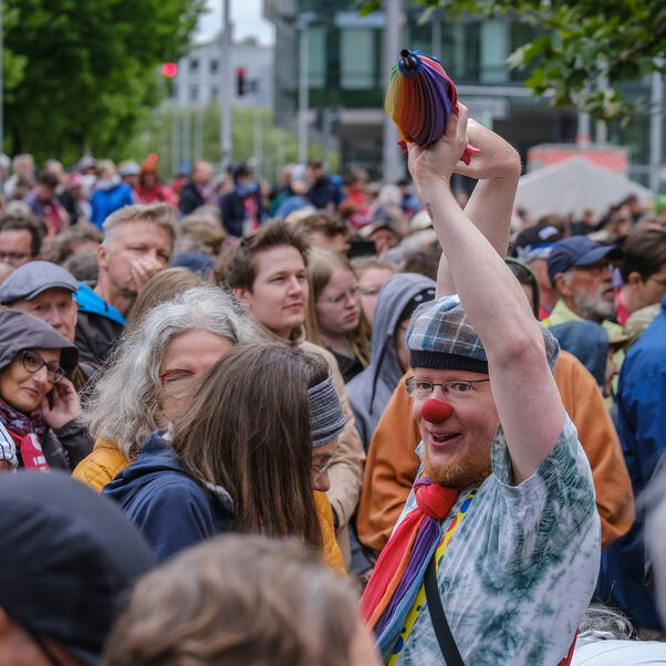Blick in einer Menschenmenge vor einer Bühne.