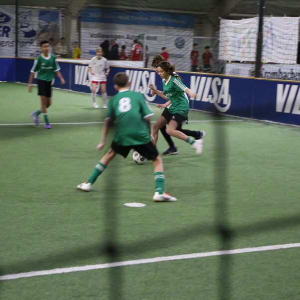 Spielszene beim Indoor-Fußball.