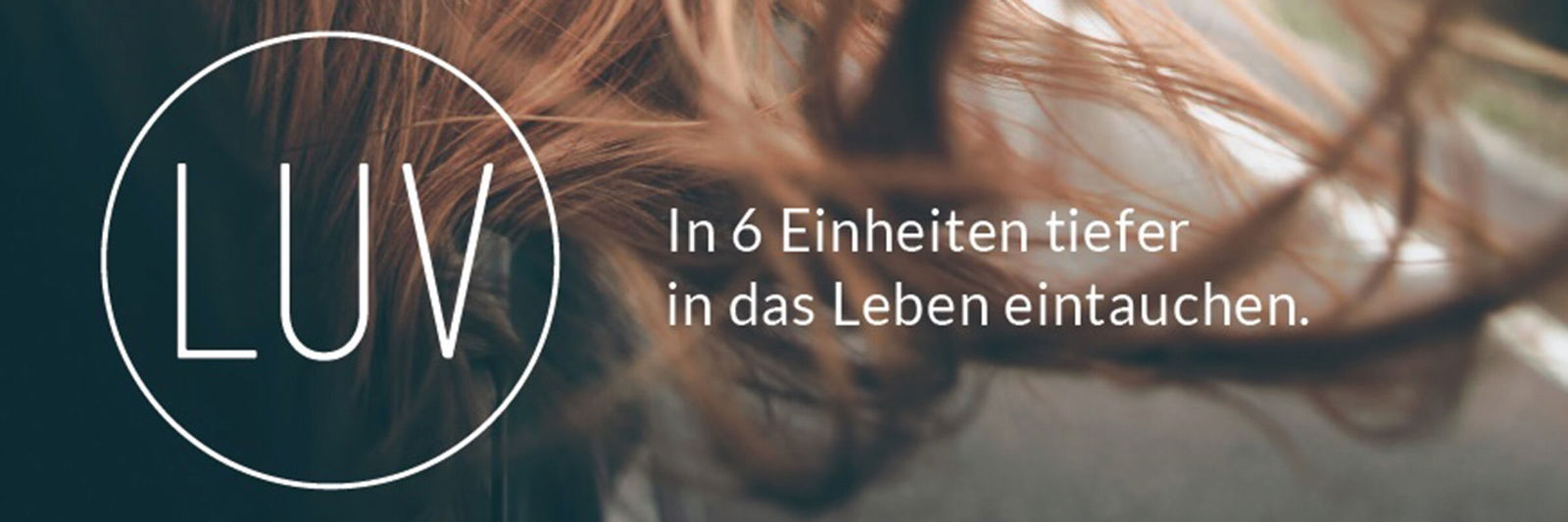 weiblich gelesene Person; wehende, hellbraune Haare; Fenster eines Autos; LUV-Logo; Slogan "In sechs Einheiten tiefer in das Leben eintauchen; verschwommene Landschaft; LUV-Workshop; Freiheit; Intensität; Ruhe; Reise, unterwegs; Suche; Straße