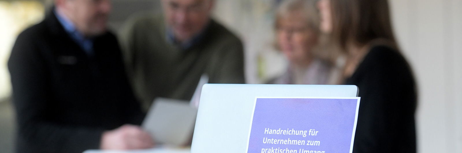 kopfgrafik__2800x1160_handreichung_fuer_unternehmen_zum_umgang_todesfaellen