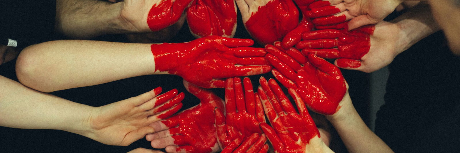 Das Titelbild des diesjährigen Werkheftes der Männer in der EKD zeigt Hände, die mit roter Farbe markiert, ein Herz formen.