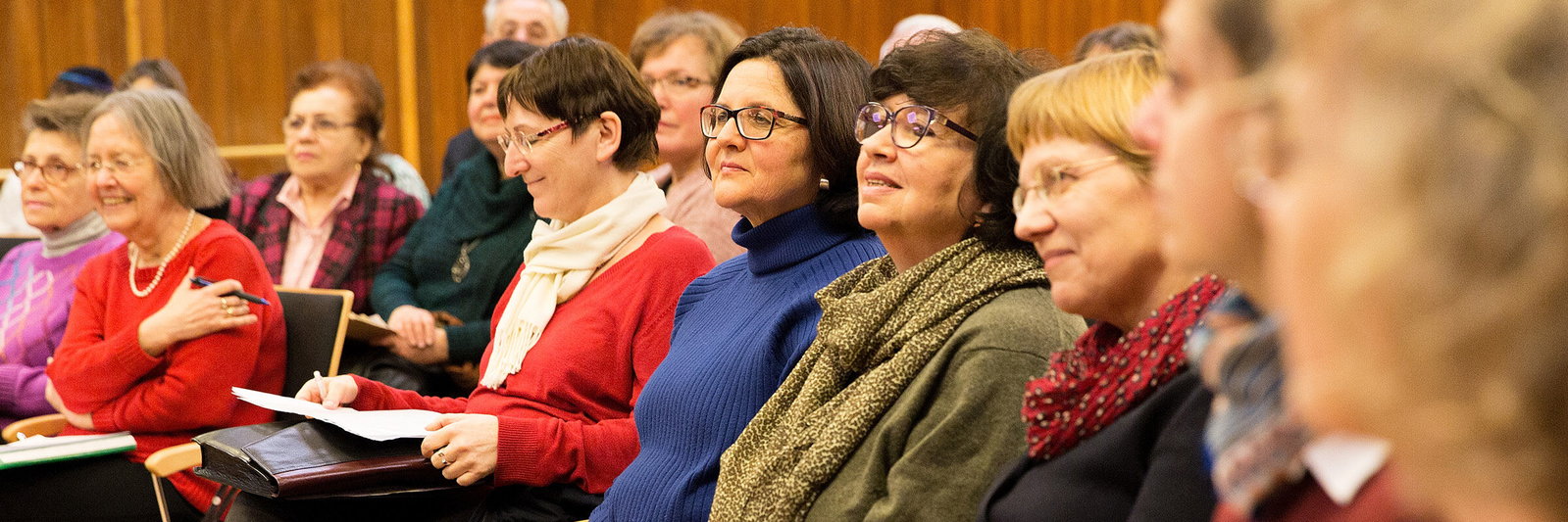 Die Multiplikator:innen im christlich-jüdischen Dialog verfolgen aufmerksam die Projektpräsentationen.