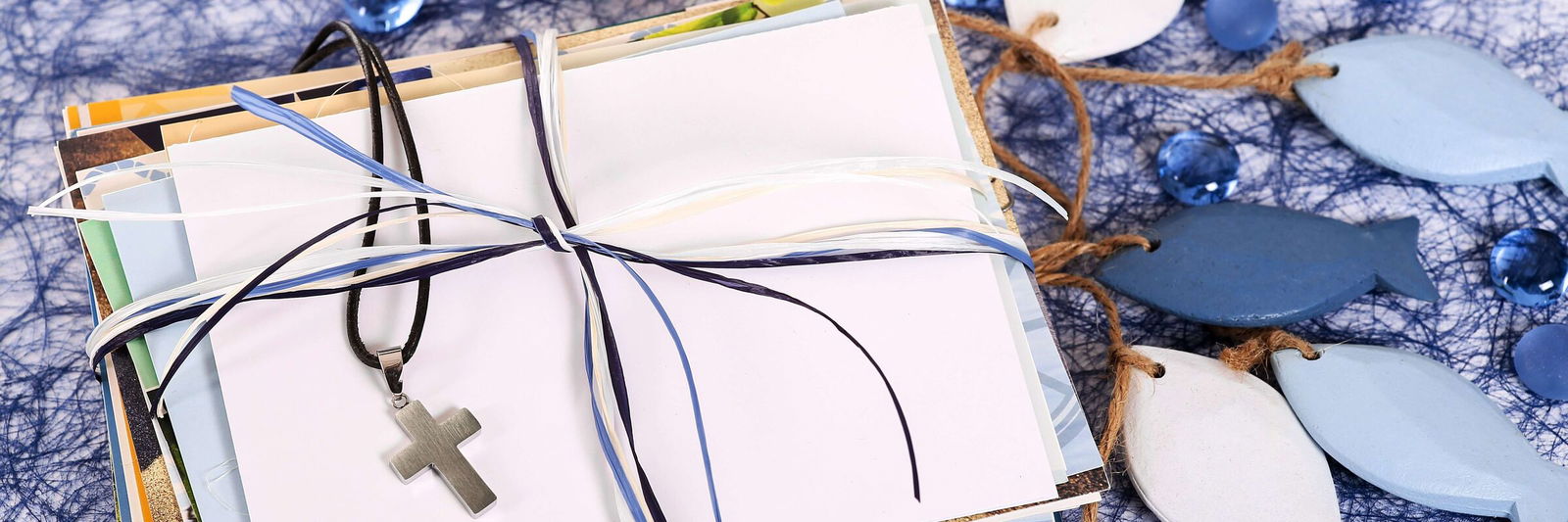 Glückwunschkarten zur Konfirmation mit einem Kreuz und Fischen als dekorative Symbole.