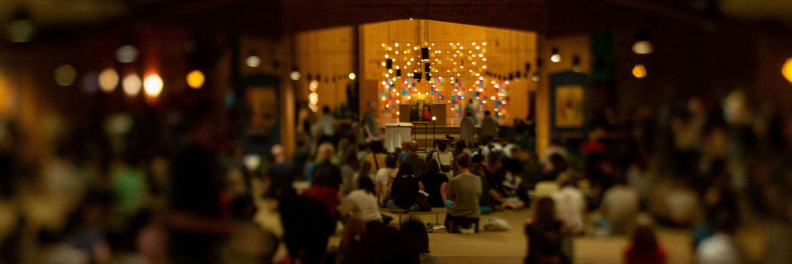 Gemeinde betet gemeinsam im Gottesdienst – das Vaterunser. 