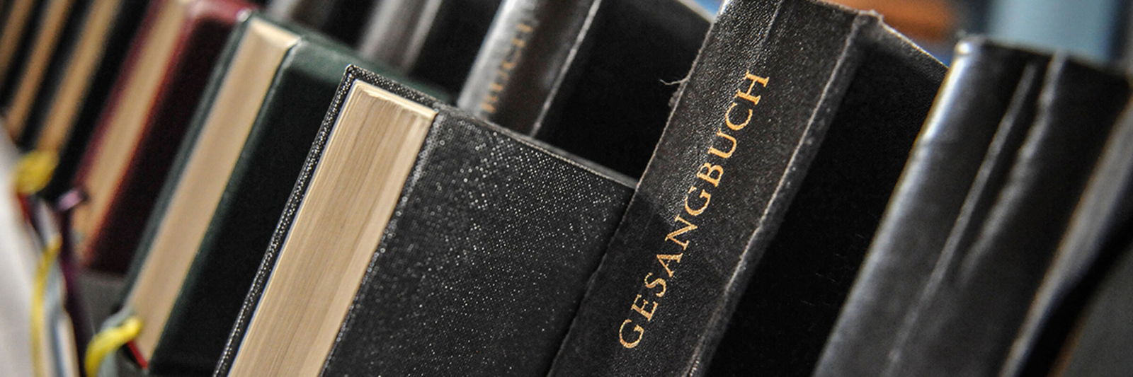 Gesangbuecher in einer Kirche