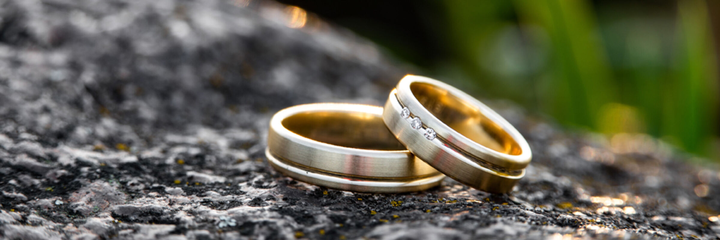 Ringe liegen draußen auf einem Stein