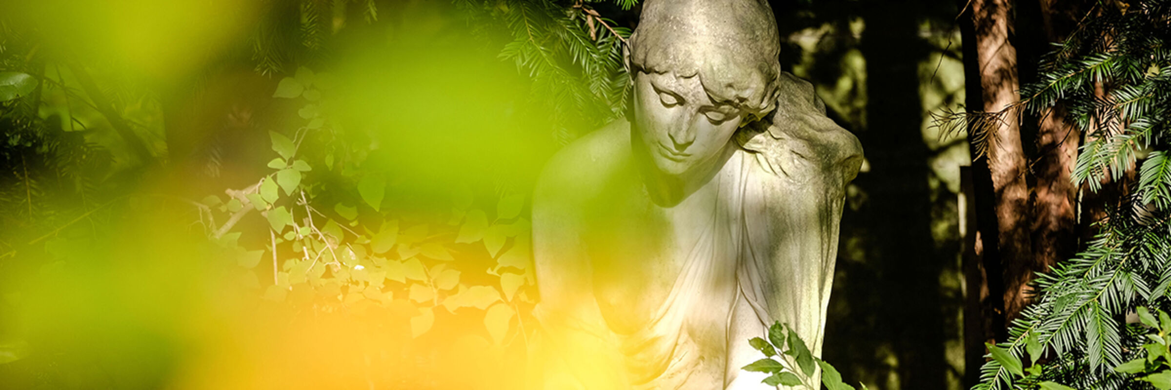 Engelsskulptur auf einem Friedhof