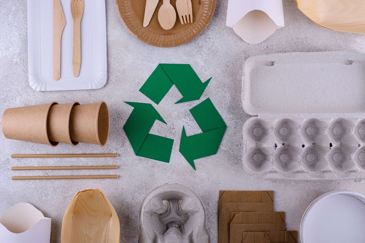Wiederverwendbare nachhaltige Verpackungen, mit einem Recyclingsymbol in der Mitte.