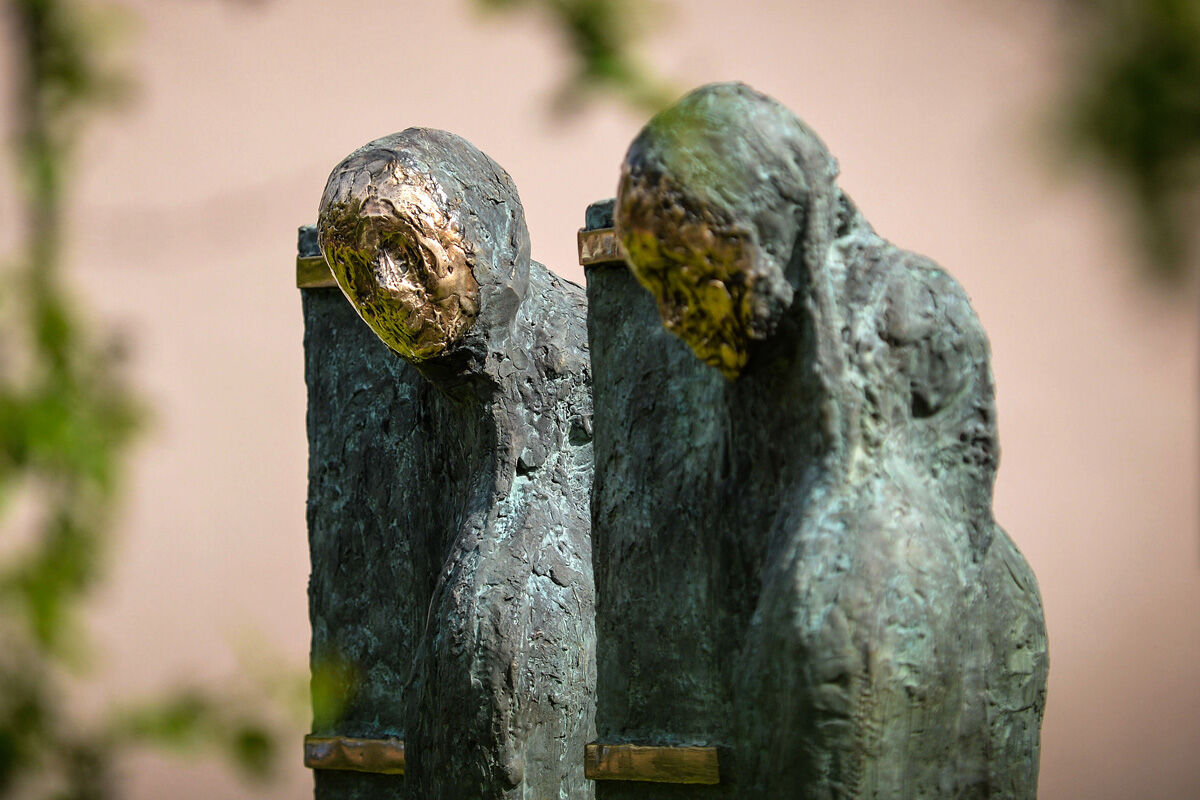 Skulpturen Zwillinge vor dem Landeskirchenamt