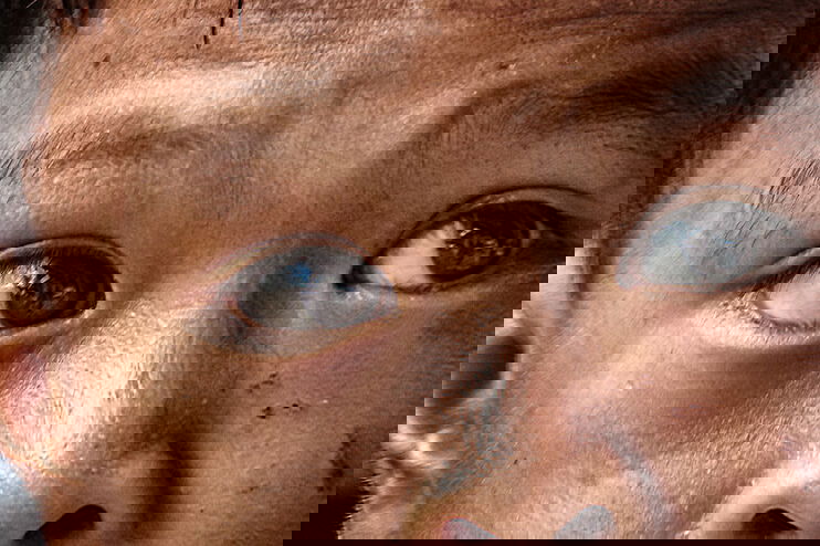 Das Gesicht eines auf der Straße lebenden Jungen auf den Philippinen