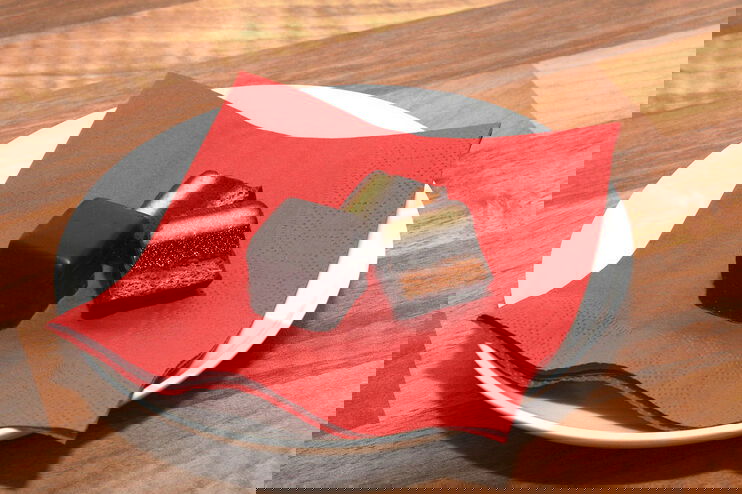 Drei Schichten verbergen sich unter dem Schokoladenmantel des Dominosteins: Lebkuchen, Gelee und Marzipan.