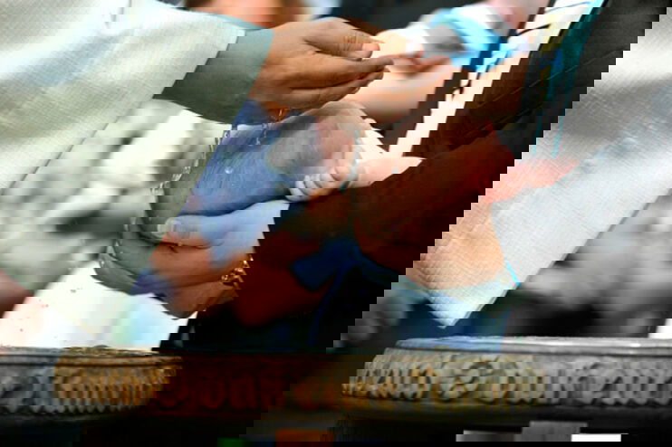 Ein Kind wird getauft