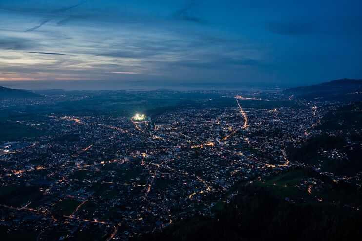 Luftaufnahme einer beleuchteten Stadt in der Abenddämmerung