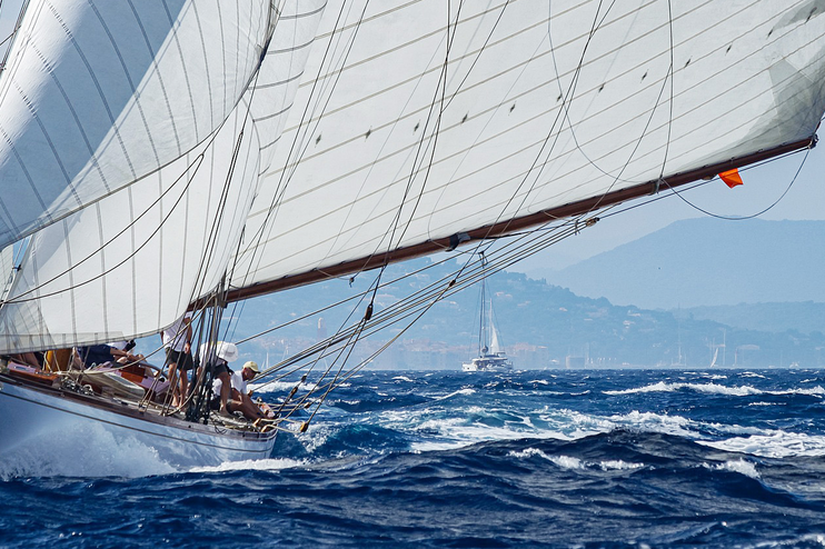 Ein Segelboot auf dem Meer.