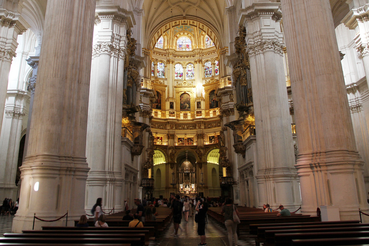 Der Innenraum einer prunkvollen Kirche