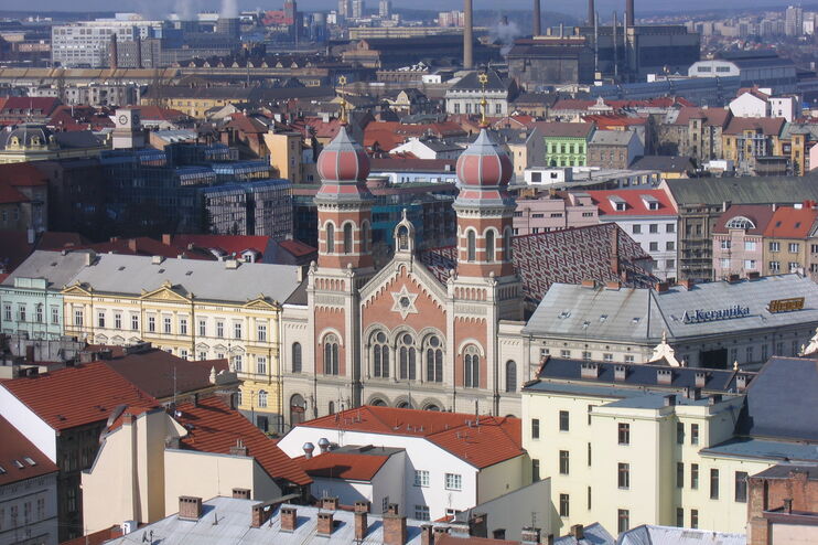 Eine Synagoge inmitten einer großen Stadt.