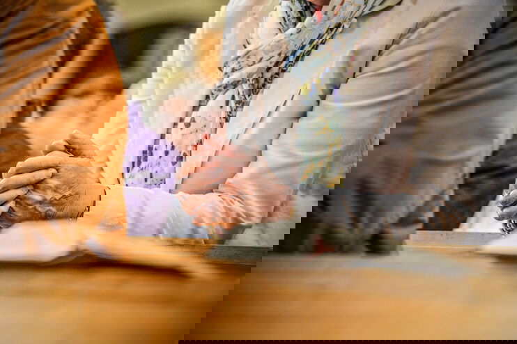 Eine Frau betet im Gottesdienst.