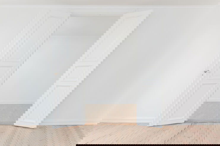 Eine offene weiße Tür.