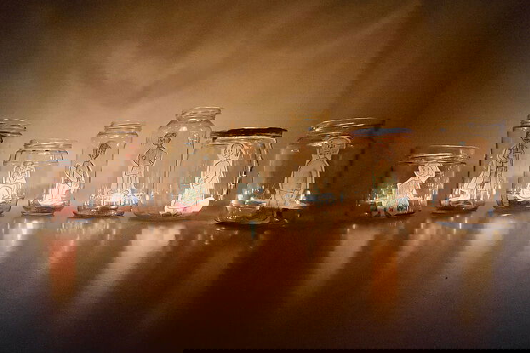 Leere Marmeladengläser mit aufgeklebten Figuren