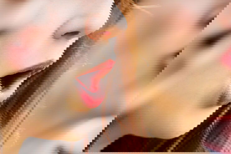 Drei zum Singen geformte Münder