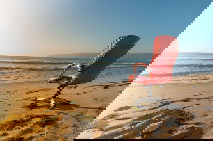 Ein Bürostuhl am Strand