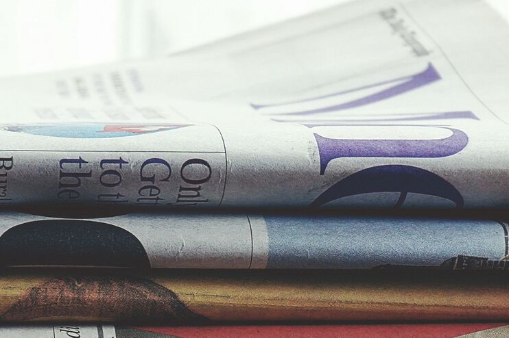 Ein Stapel Zeitungen