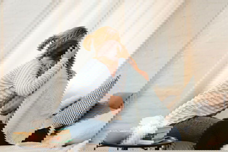 Eine Mutter tröstet ihre Tochter